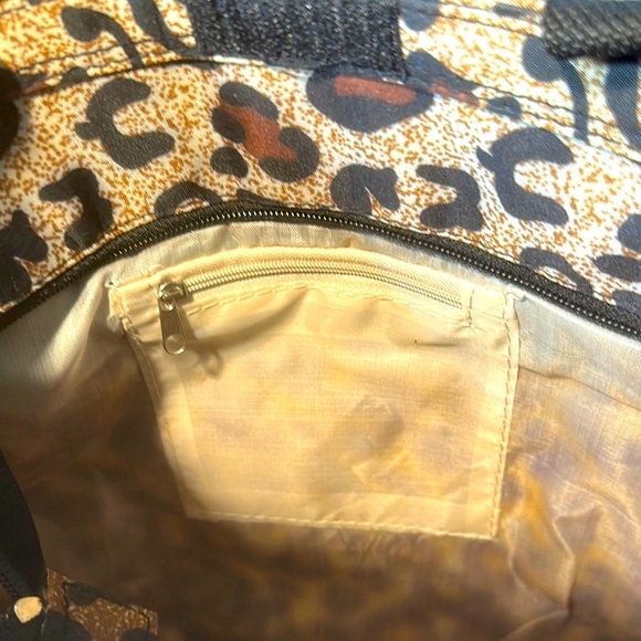 Chic Leopard Print Tote Zipper Closures with Change Purse - Picture 3 of 5